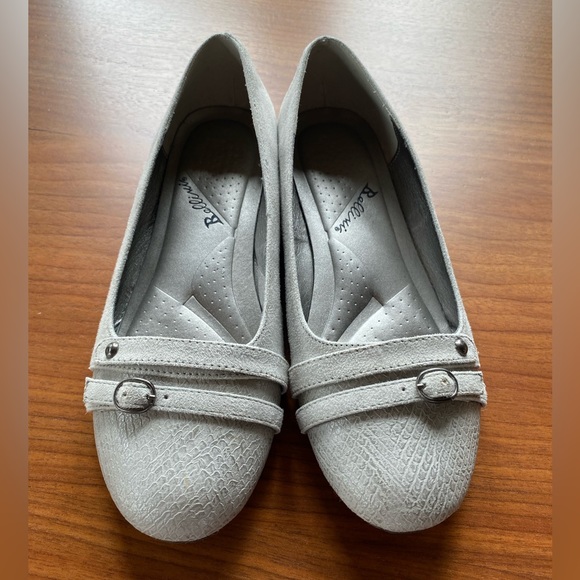 Bellini Gray/ silver Flats in 8.5 Wide - Picture 2 of 5